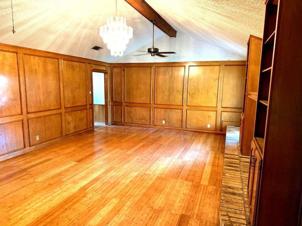 Image 12 of property listing at 3814 Sunset Drive, San Angelo, TX 76904