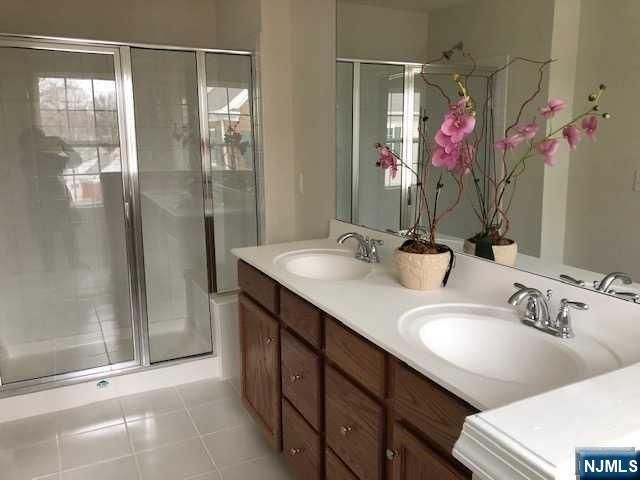 32 Litchfield Lane 403, Fair Lawn, NJ 07410