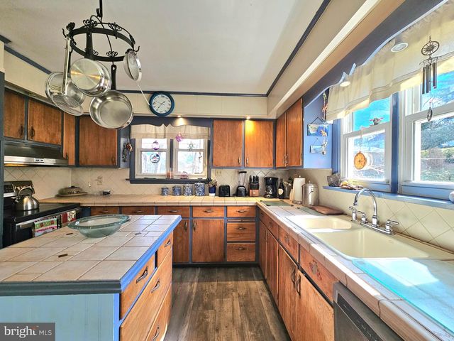 205 VALLEY VIEW RD, Hellertown, PA 18055