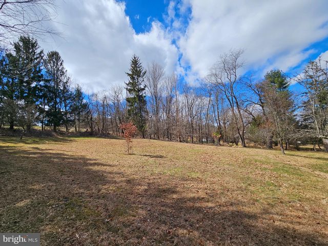 205 VALLEY VIEW RD, Hellertown, PA 18055