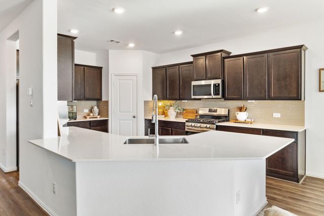 15318 Spring Lake Avenue, Mont Belvieu, TX 77523