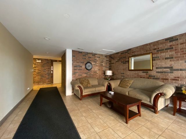 9375 LANDINGS Lane 504, Des Plaines, IL 60016