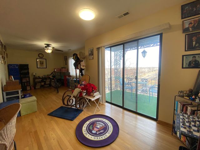 9375 LANDINGS Lane 504, Des Plaines, IL 60016