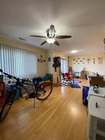 9375 LANDINGS Lane 504, Des Plaines, IL 60016