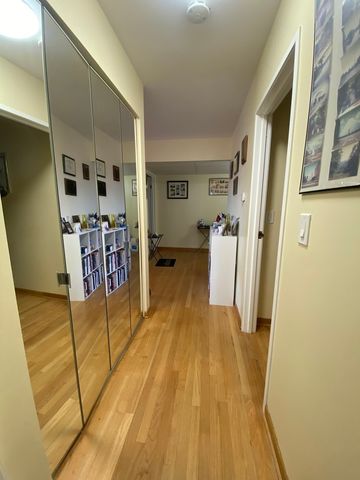 9375 LANDINGS Lane 504, Des Plaines, IL 60016