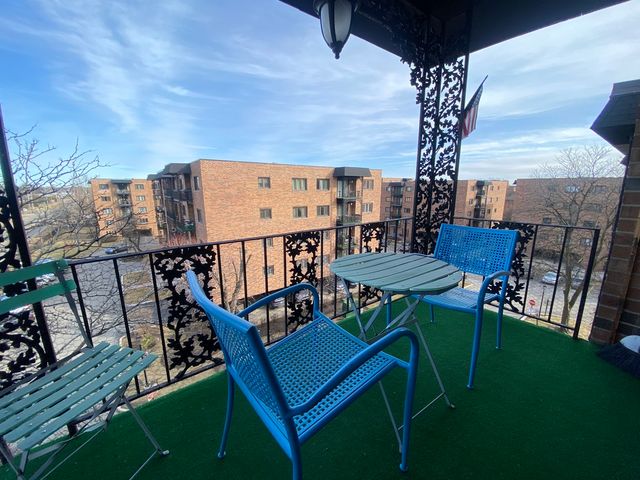 9375 LANDINGS Lane 504, Des Plaines, IL 60016