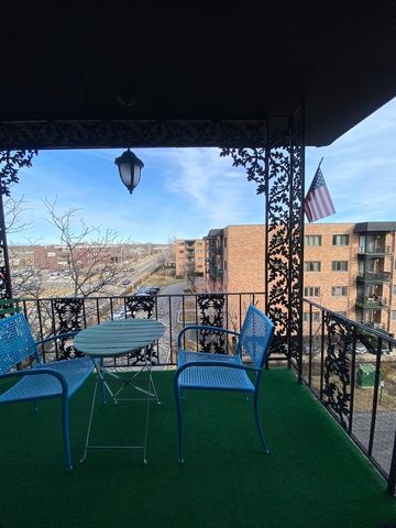 9375 LANDINGS Lane 504, Des Plaines, IL 60016