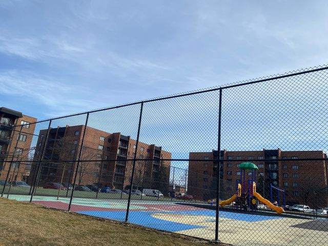 9375 LANDINGS Lane 504, Des Plaines, IL 60016