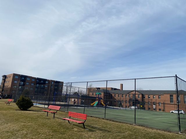 9375 LANDINGS Lane 504, Des Plaines, IL 60016