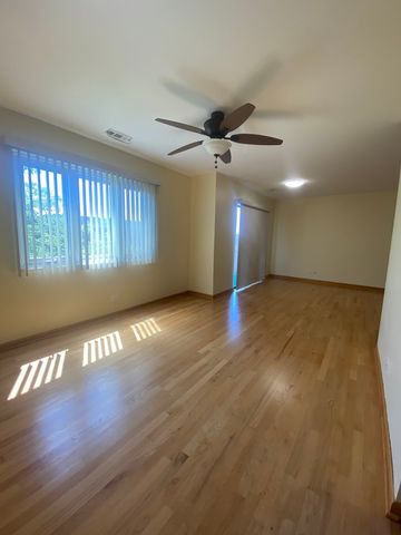 9375 LANDINGS Lane 504, Des Plaines, IL 60016