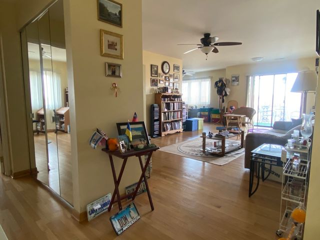 9375 LANDINGS Lane 504, Des Plaines, IL 60016