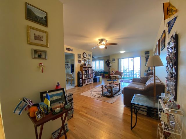 9375 LANDINGS Lane 504, Des Plaines, IL 60016