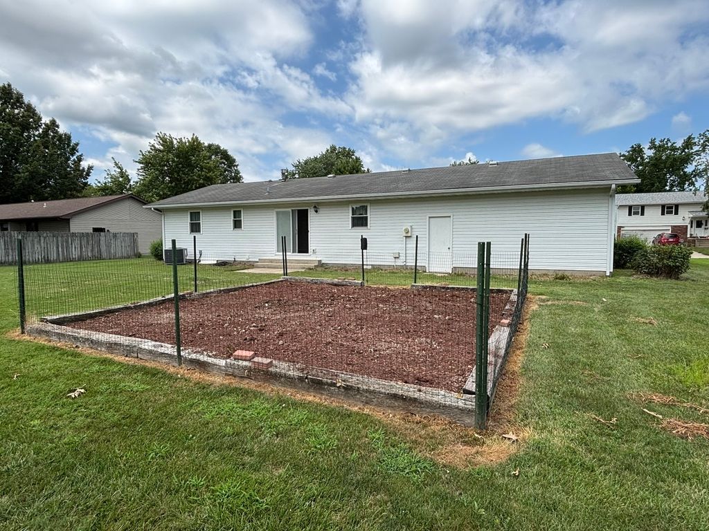 Image 16 of property listing at 222 Northwood Lane, Salem, IL 62881