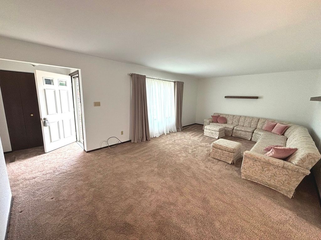 Image 3 of property listing at 222 Northwood Lane, Salem, IL 62881
