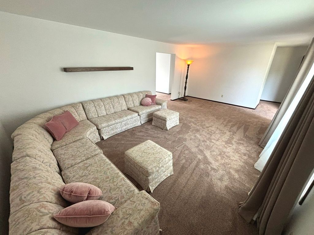 Image 4 of property listing at 222 Northwood Lane, Salem, IL 62881