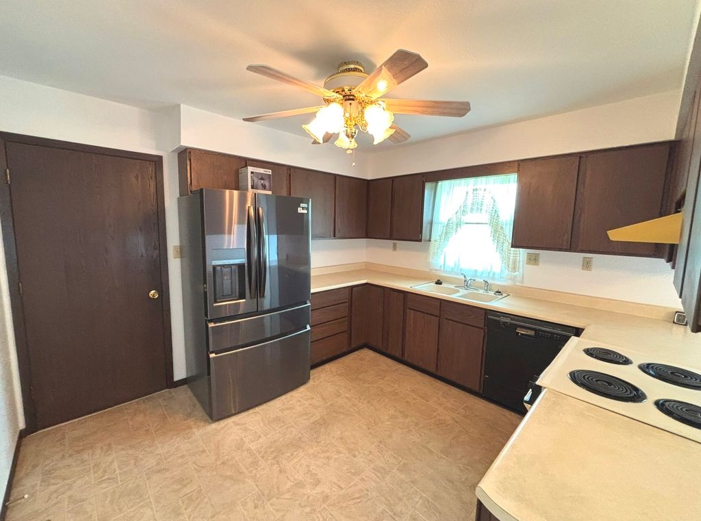 Image 6 of property listing at 222 Northwood Lane, Salem, IL 62881