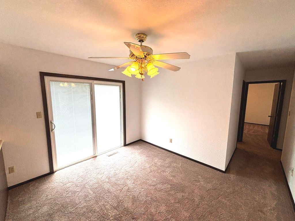 Image 7 of property listing at 222 Northwood Lane, Salem, IL 62881