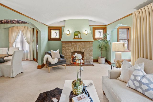 5822 N Bay Ridge AVENUE, Whitefish Bay, WI 53217