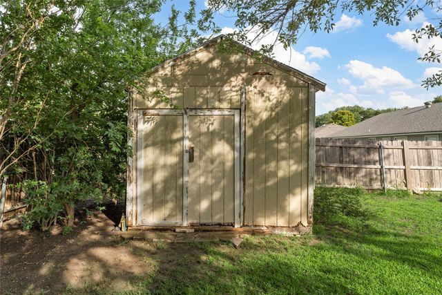 1010 December Drive, Hewitt, TX 76643