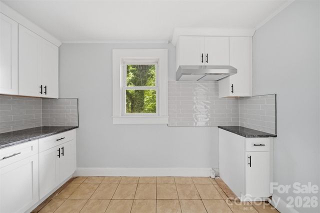 912 S Center Street, Hickory, NC 28602