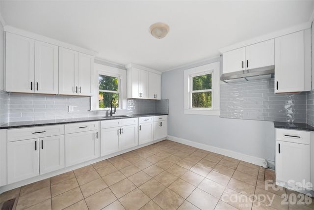 912 S Center Street, Hickory, NC 28602