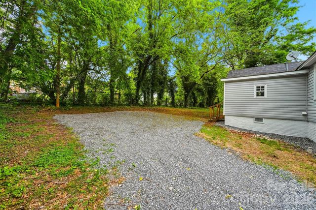 912 S Center Street, Hickory, NC 28602