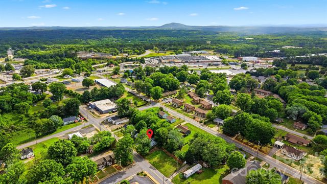 912 S Center Street, Hickory, NC 28602