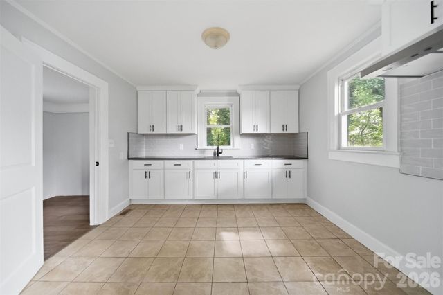 912 S Center Street, Hickory, NC 28602
