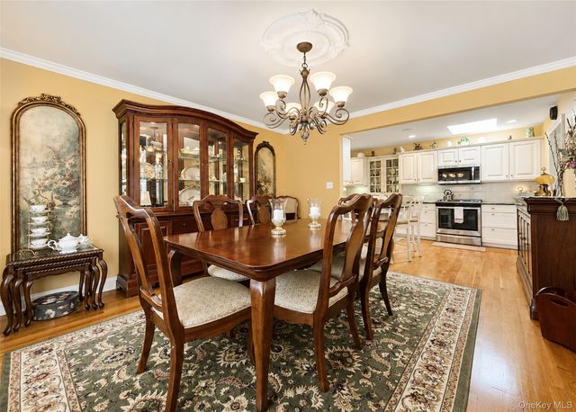 7 Talbot Lane, Smithtown, NY 11787