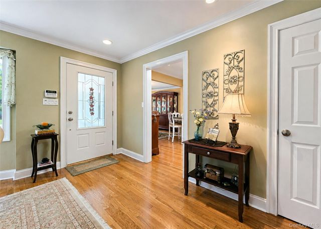 7 Talbot Lane, Smithtown, NY 11787