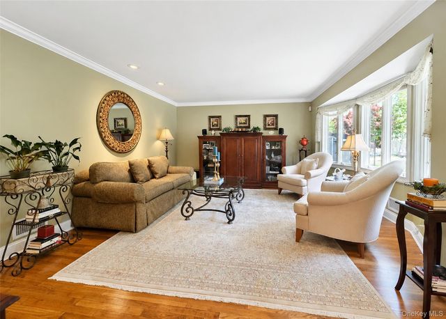 7 Talbot Lane, Smithtown, NY 11787