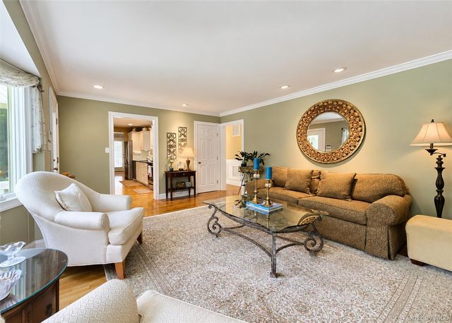7 Talbot Lane, Smithtown, NY 11787