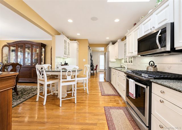 7 Talbot Lane, Smithtown, NY 11787