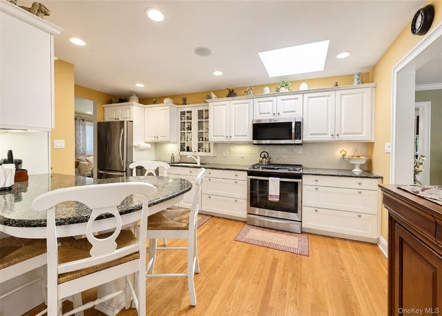 7 Talbot Lane, Smithtown, NY 11787