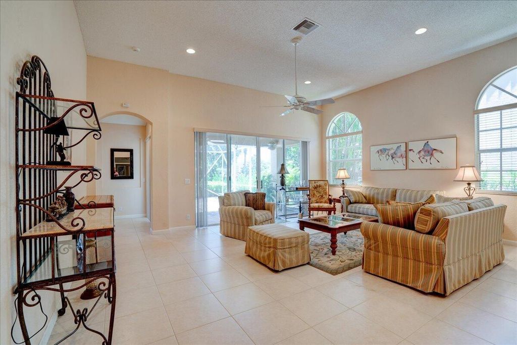 Image 10 of property listing at 4701 Carlton Golf Drive, Wellington, FL 33449