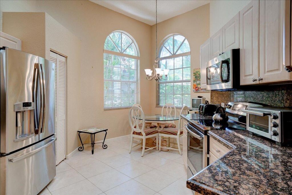 Image 14 of property listing at 4701 Carlton Golf Drive, Wellington, FL 33449