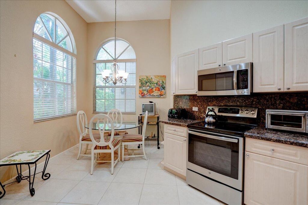 Image 15 of property listing at 4701 Carlton Golf Drive, Wellington, FL 33449