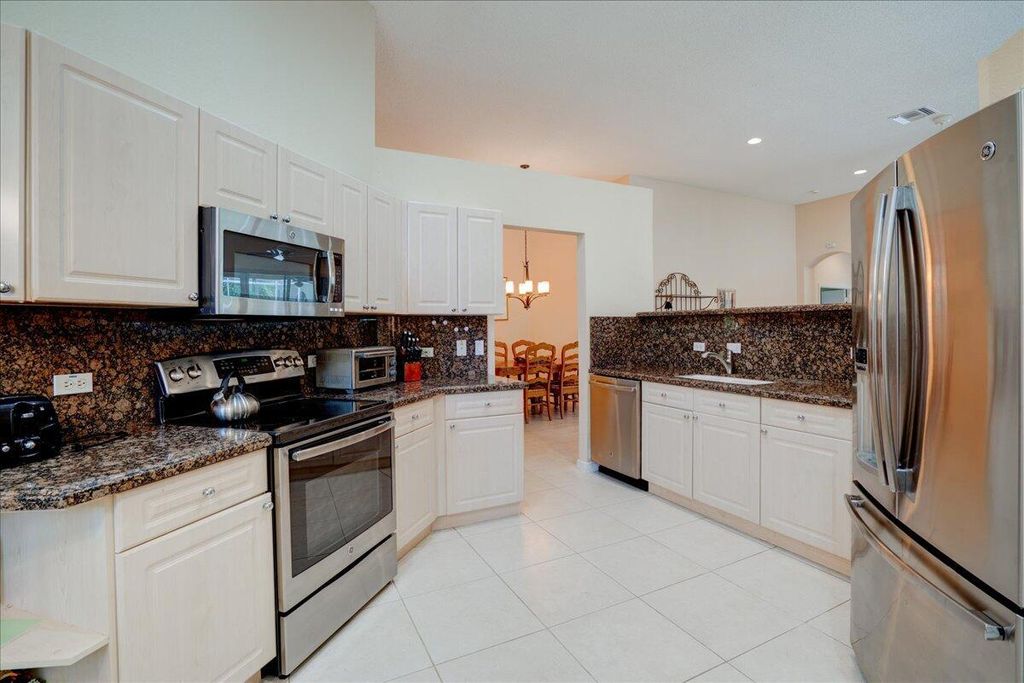 Image 16 of property listing at 4701 Carlton Golf Drive, Wellington, FL 33449