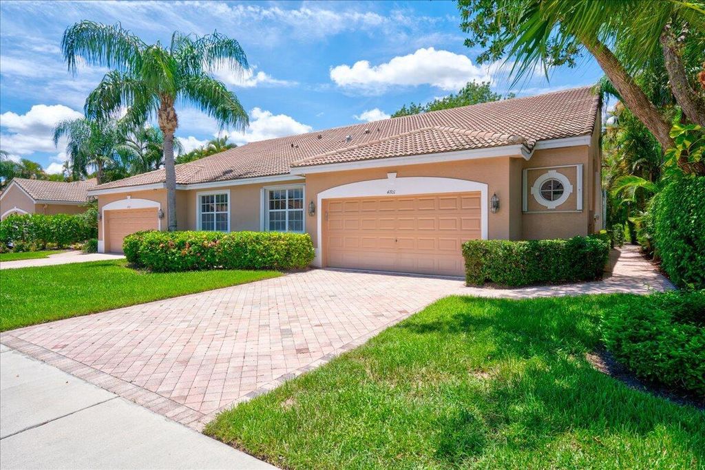 Image 2 of property listing at 4701 Carlton Golf Drive, Wellington, FL 33449
