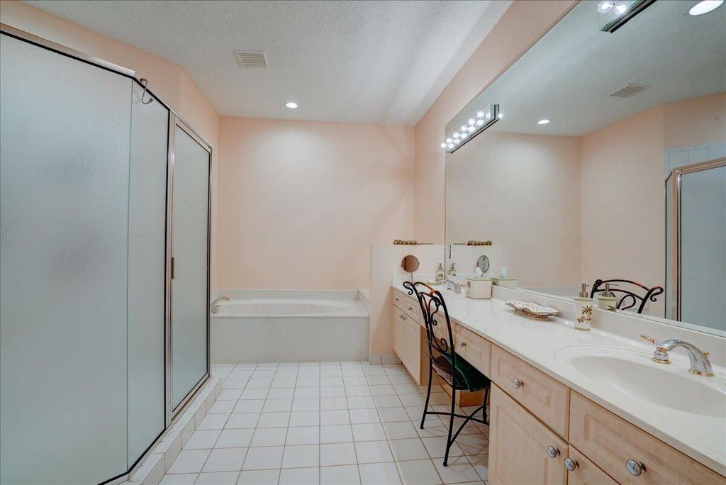 Image 26 of property listing at 4701 Carlton Golf Drive, Wellington, FL 33449