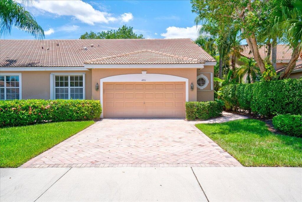 Image 3 of property listing at 4701 Carlton Golf Drive, Wellington, FL 33449