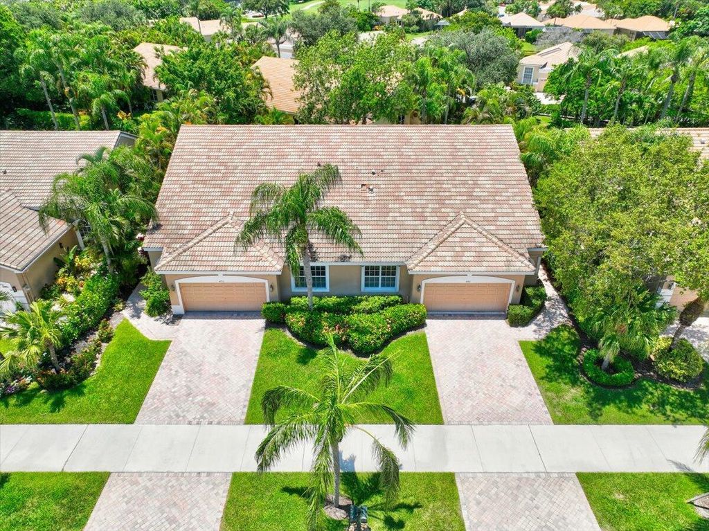 Image 36 of property listing at 4701 Carlton Golf Drive, Wellington, FL 33449