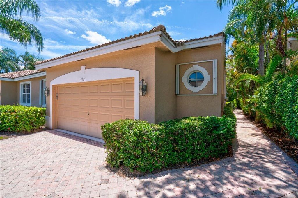 Image 4 of property listing at 4701 Carlton Golf Drive, Wellington, FL 33449