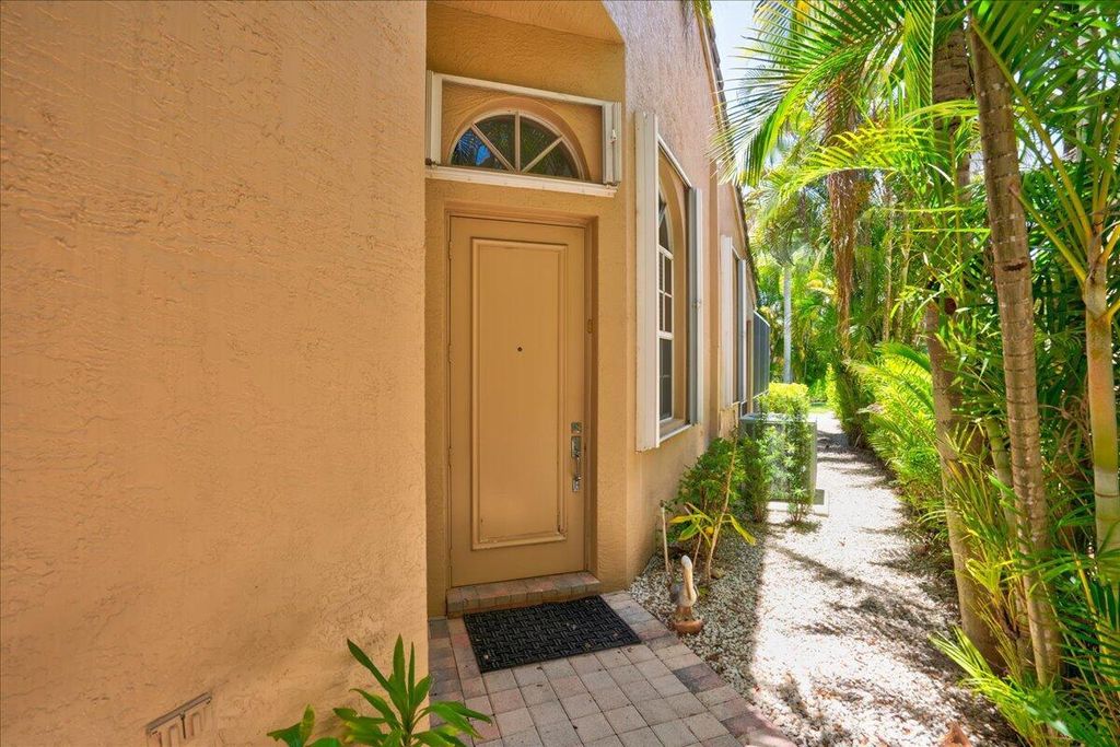 Image 5 of property listing at 4701 Carlton Golf Drive, Wellington, FL 33449