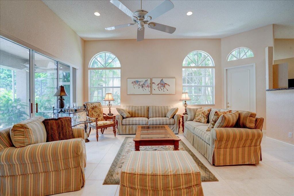 Image 6 of property listing at 4701 Carlton Golf Drive, Wellington, FL 33449