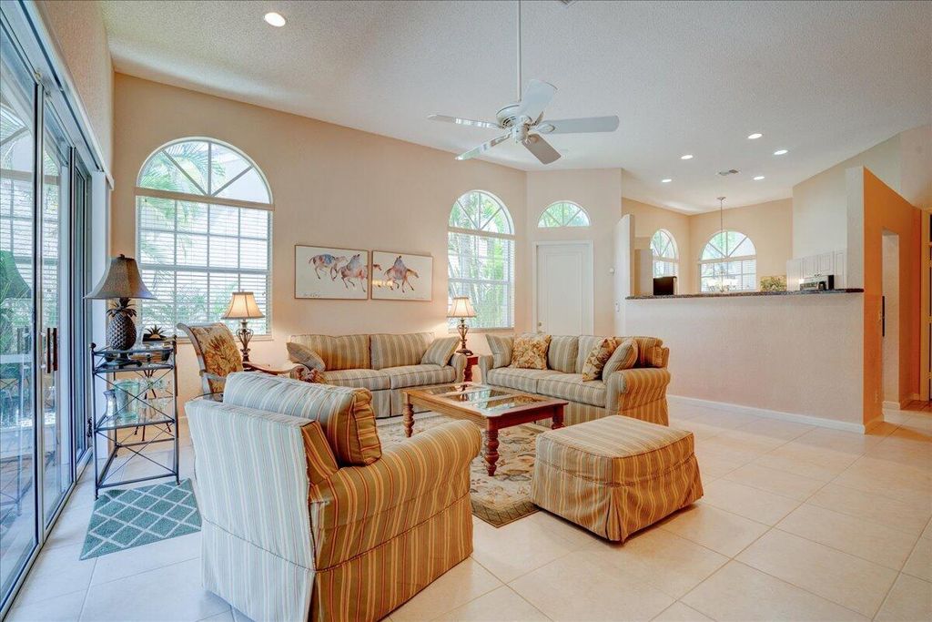 Image 7 of property listing at 4701 Carlton Golf Drive, Wellington, FL 33449