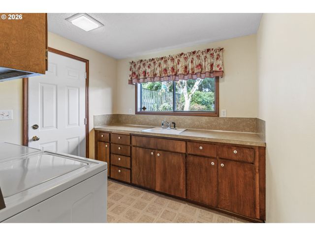 11935 Sw NORTH DAKOTA St, Tigard, OR 97223