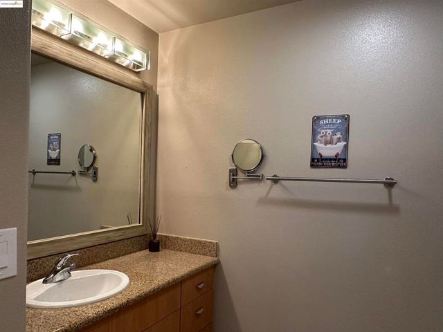 989 Franklin St 608, Oakland, CA 94607