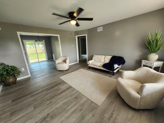 5908 E Kinkaid St, Wichita, KS 67218