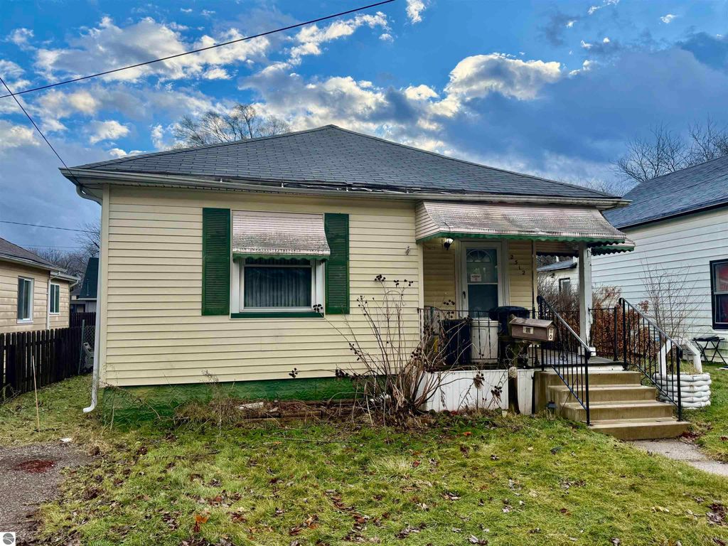 Image 2 of property listing at 2312 Durand Street, Saginaw, MI 48602